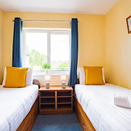 57 - Large Three Bed With Parking Apartment *