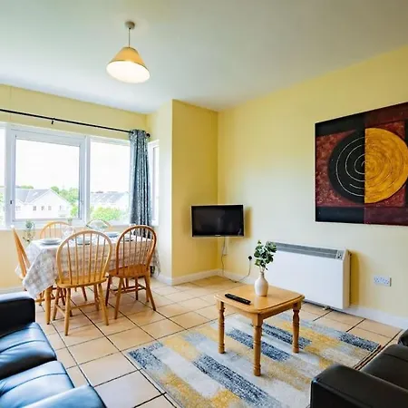 57 - Large Three Bed With Parking Apartment *